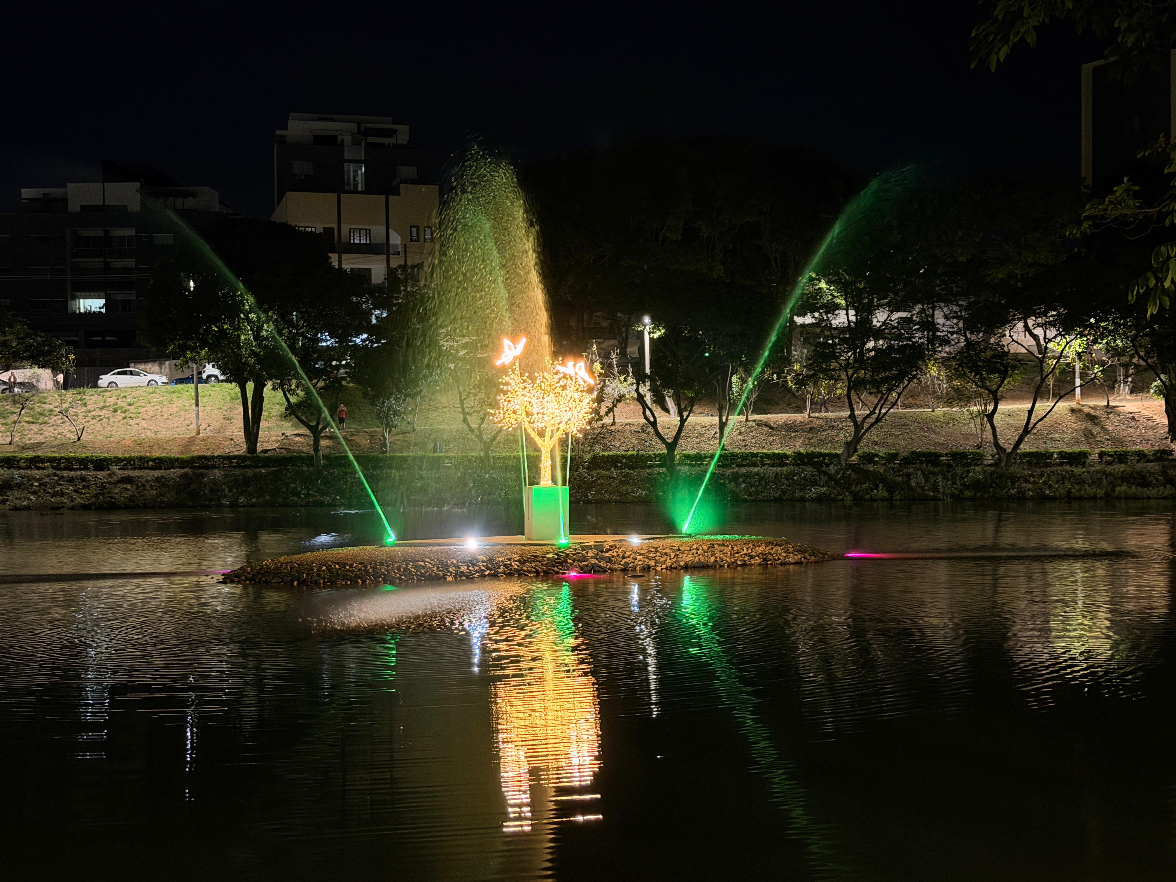 Nova fonte luminosa transforma visual do Parque do Bariri